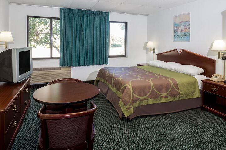 Room 8 of 16