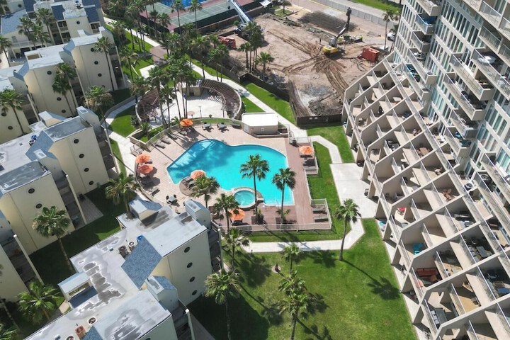 Pool 40 of 125