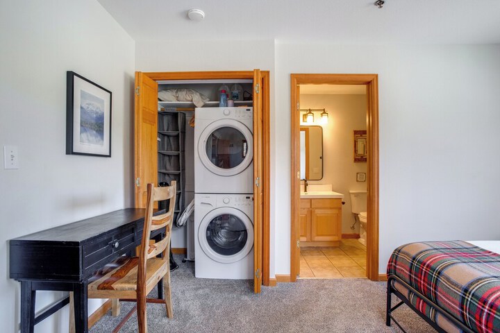 Steps to Grand Lake: the Innlet Condo!