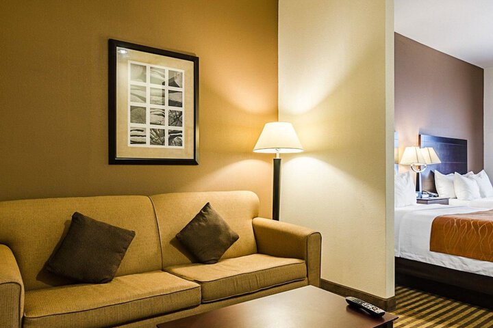 Comfort Inn & Suites Lawrence - University Area