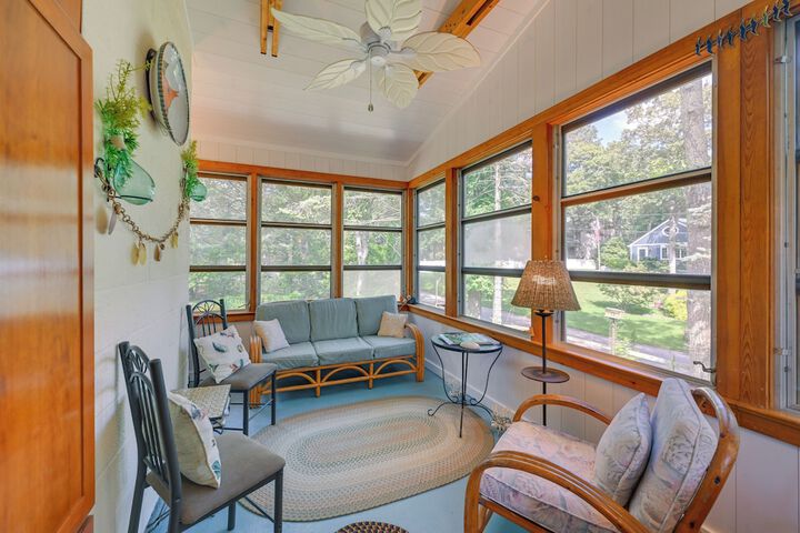 Walk to Beach: Long Island Wine Country Home!