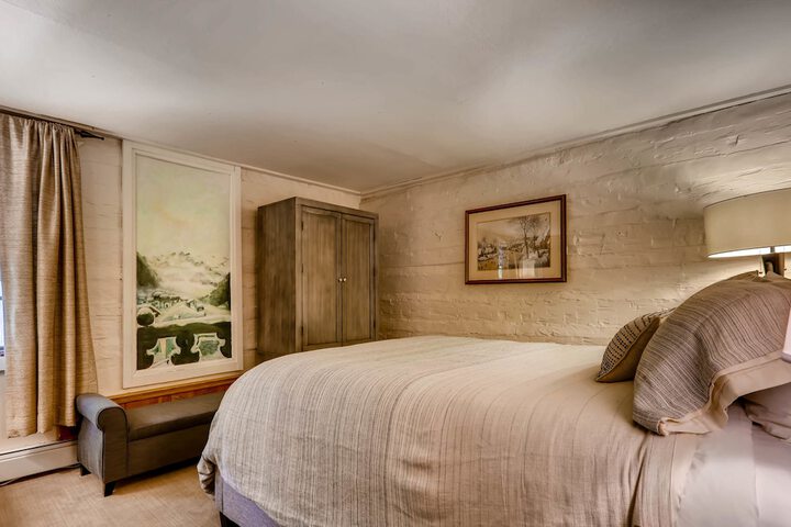 Room 8 of 48