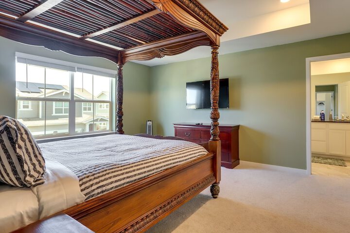 9 Mi to Airport: Commerce City Townhome w / Deck