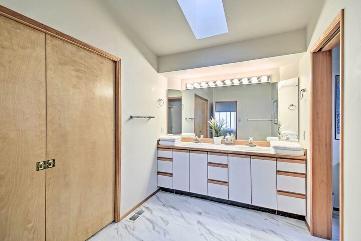 Unique Port Ludlow Home w / 3 Decks & Hot Tub!