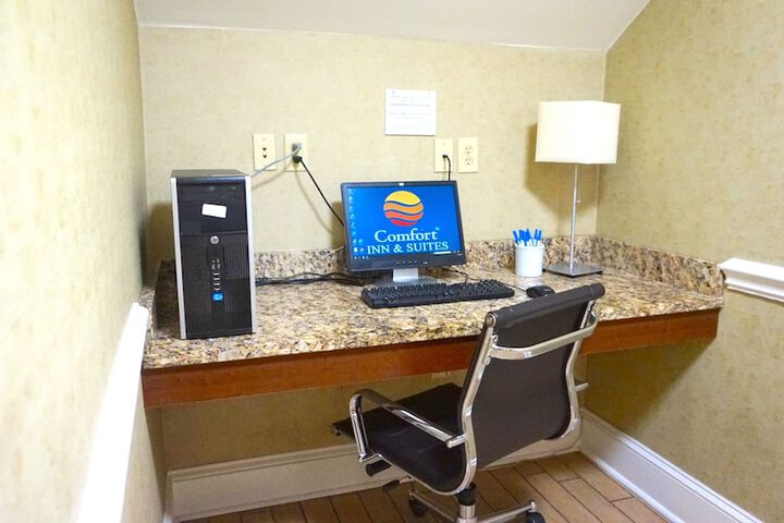 Comfort Inn & Suites Greenwood near University