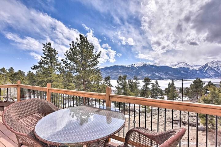 Gorgeous Twin Lakes Home w / Deck Overlooking Mtns!