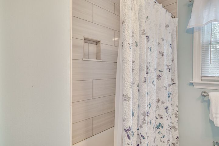 1 Mi to Beach: Quiet West Dennis Escape w / Sunroom