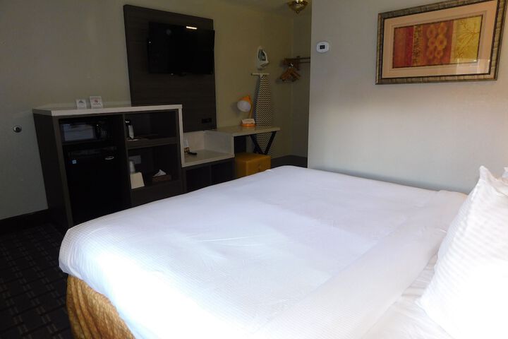 Room 33 of 102