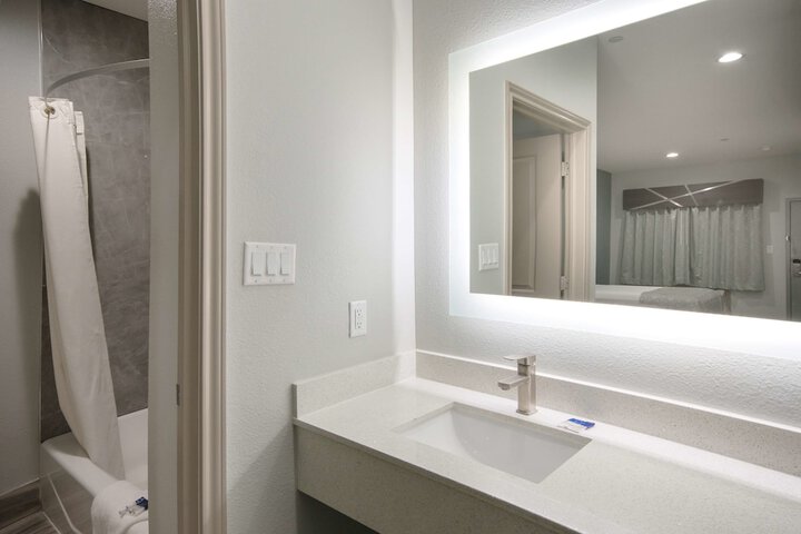 Room 17 of 28