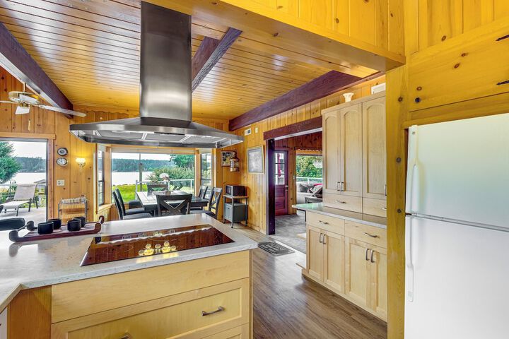 Waterfront Kingston Getaway: Beach Access On-site!