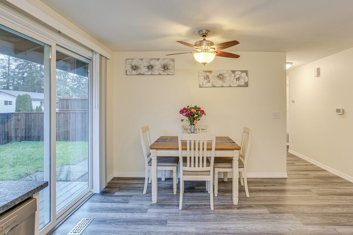 Modern Puyallup Townhome w / Backyard & Fireplace