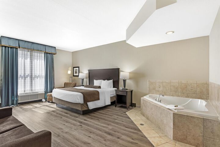 Best Western Plus Chain of Lakes Inn & Suites