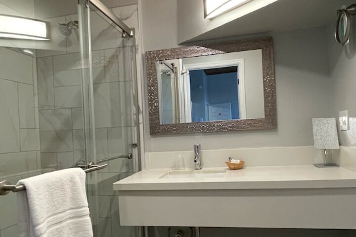 Tides Inn & Suites
