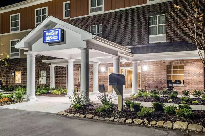 MainStay Suites Hackberry Sportsmans Lodge