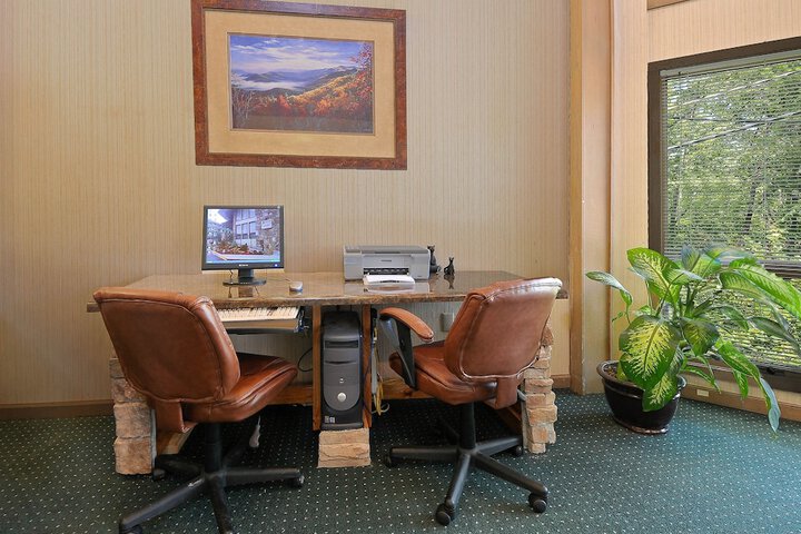 Business Center 25 of 33