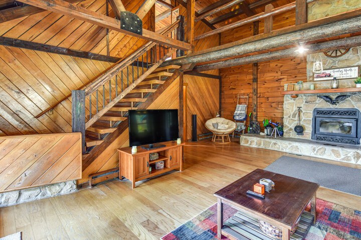 Lock Haven Cabin w / Wood Stove & Mountain View!