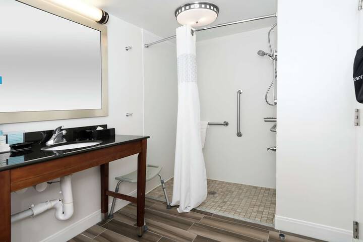 Room 32 of 60