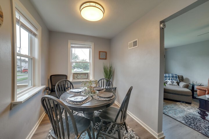 Deck & Patio: Inviting Abode in Natrona Heights!