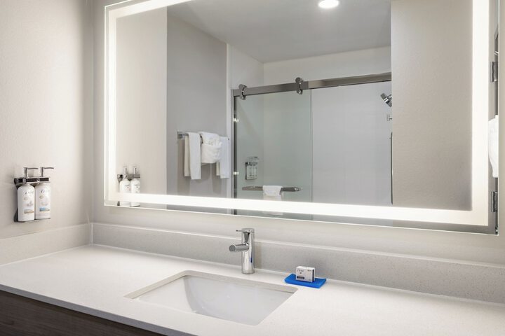 Holiday Inn Express & Suites Midwest by IHG