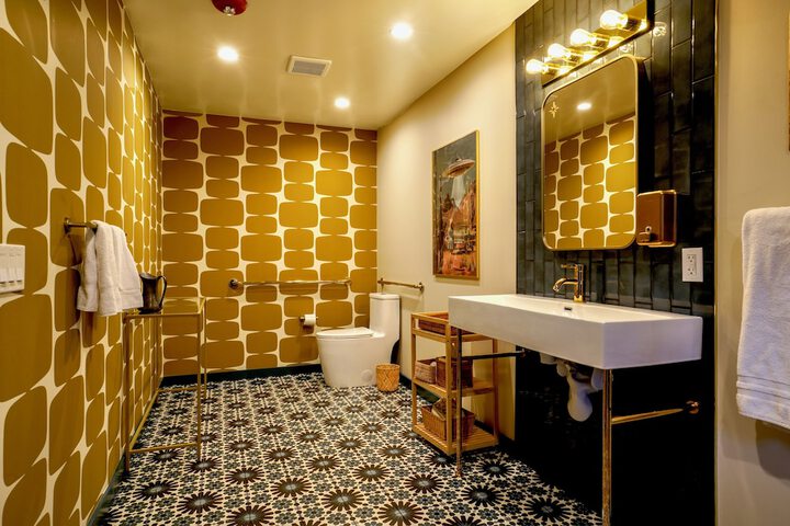 Room 32 of 41