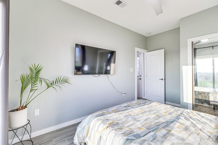 Modern Farmhouse in Del Valle: Rural Setting!