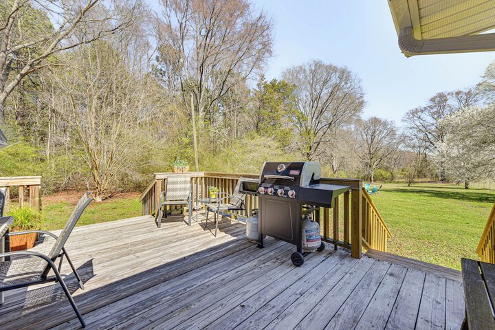 the Farmhouse in Fort Lawn w / Fire Pit & Deck!