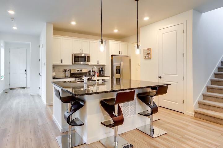 9 Mi to Airport: Commerce City Townhome w / Deck