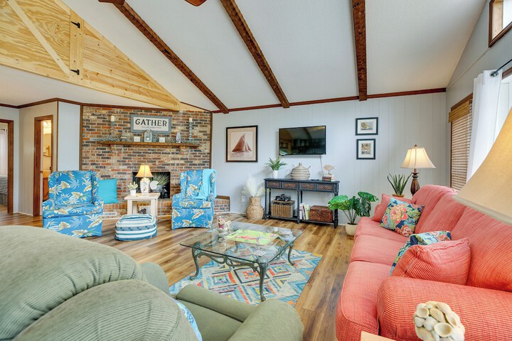 Oak Island Vacation Rental w / Decks Walk to Beach