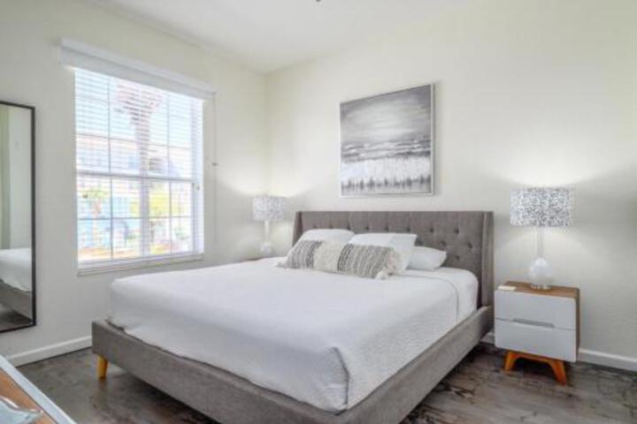 Brand New Super Cool Fountain View Condo by Main Pool Near Parks & OCCCC
