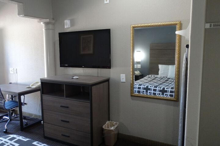 Room 13 of 16