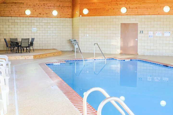 AmericInn by Wyndham Monmouth
