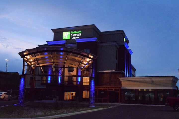 Holiday Inn Express & Suites Geneva Finger Lakes by IHG