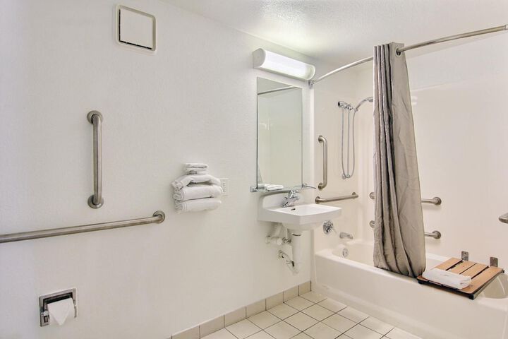 Room 32 of 40