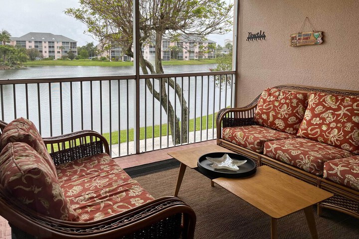 Jupiter Bay Condo w / Pool Half Mile to Beach!
