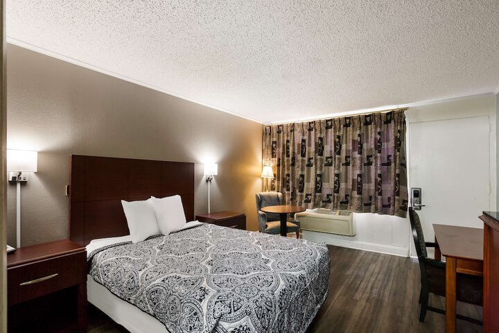 Room 9 of 30