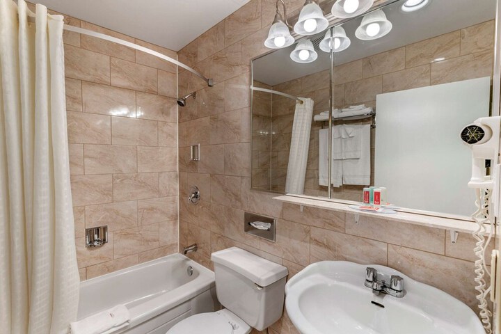 Econo Lodge Montreal-Brossard