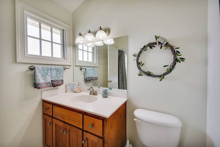 Bayfront White Stone Escape w / Private Beach!