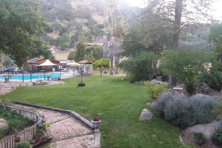 Rustic Rooms Barn Loft (Upstairs Studio Apartment) Near Kings Canyon & Sequoia National Parks