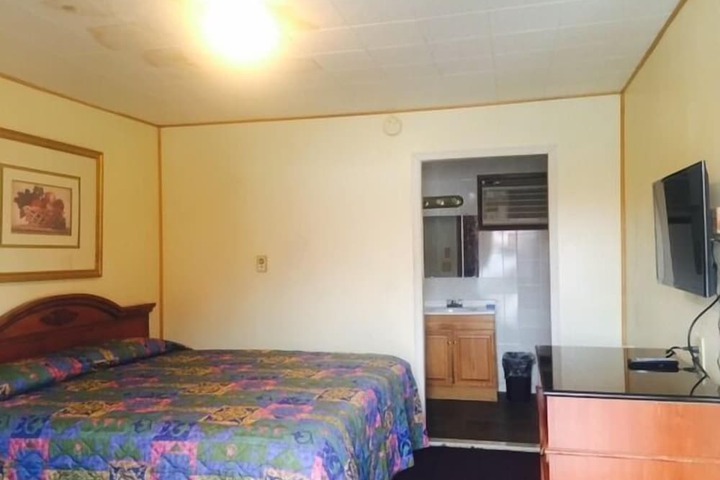 Room 8 of 10