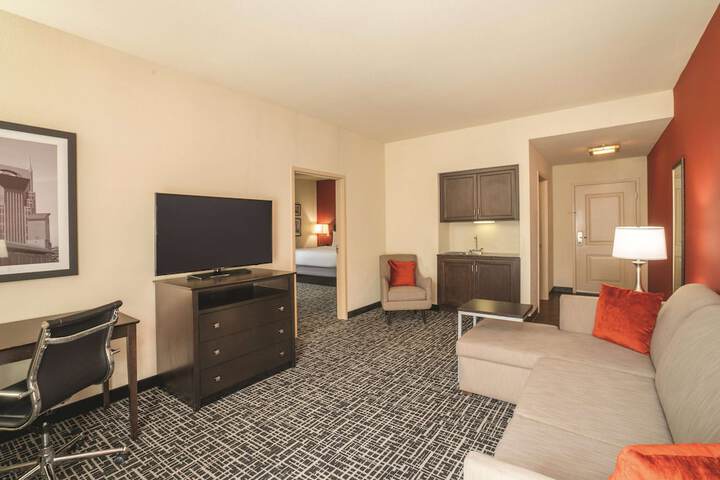 La Quinta Inn & Suites by Wyndham Smyrna TN - Nashville