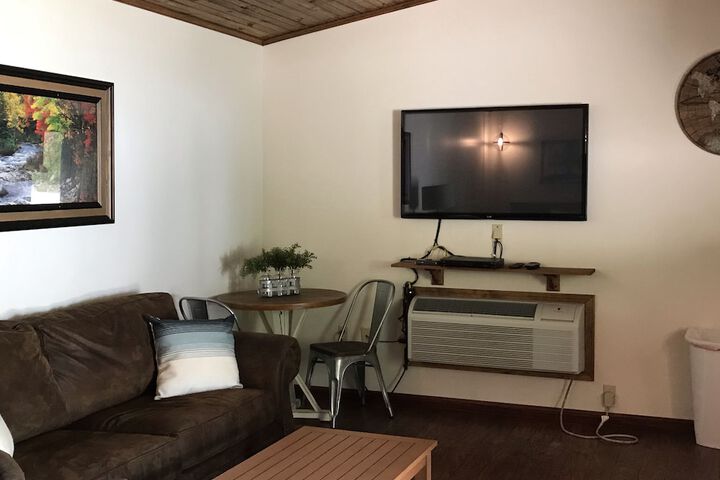 Bullwinkles Rustic Lodge