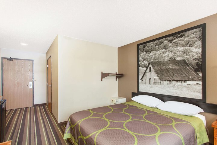 Super 8 by Wyndham Richlands / Claypool Hill Area