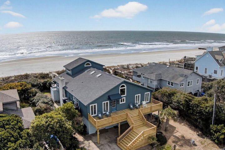 Lighthouse by Avantstay Beachfront View Home w / Pool Table & Ping Pong