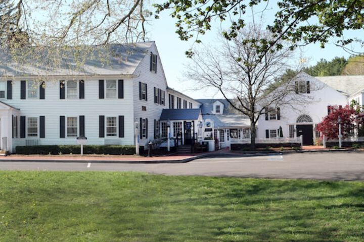 Publick House Historic Inn and Country Motor Lodge