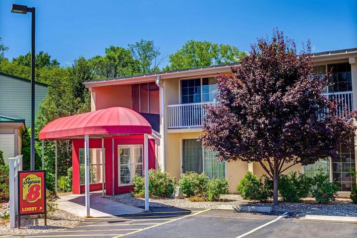 HomeSpring Inn & Studios
