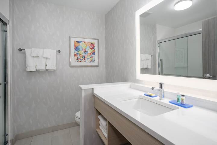 Room 10 of 28