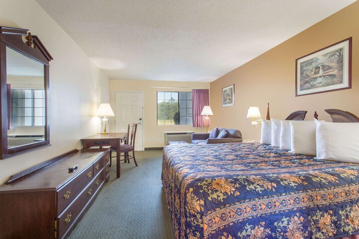 Room 9 of 12