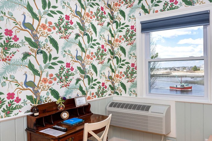Breakwater Inn