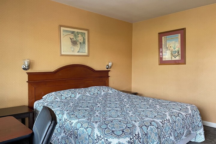 Room 5 of 16