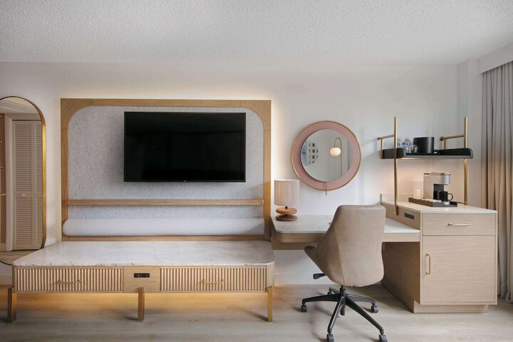 Room 10 of 32